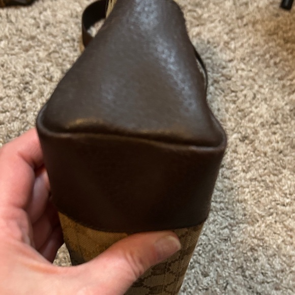 255. Gucci Signature Brown and Tan Messenger Bag - Picture 4 of 11